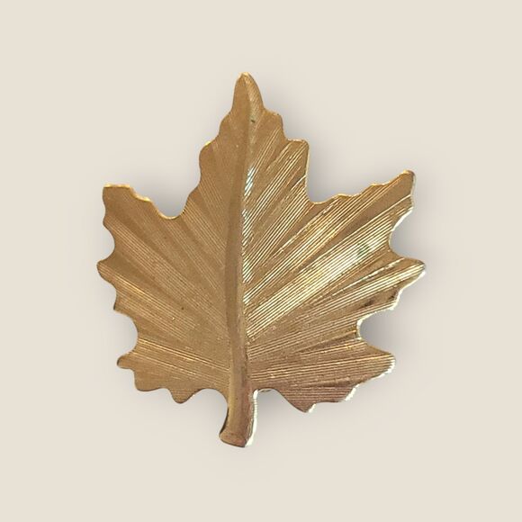 Vintage Gold Tone Brushed Textured Maple Leaf Pin Brooch - Picture 8 of 8